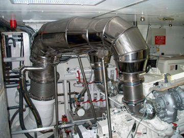 Beispiel 1: HKS-Abgasanlage mit Wellrohrkompensatoren und Abgaswasserkühlung für eine Luxusjacht. Besondere Kundenvorgabe: sehr hohe Schall- und Vibrationsdämmung.
