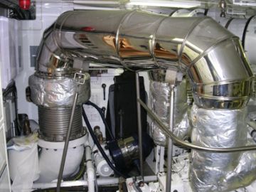 Beispiel 2: HKS-Abgasanlage mit Wellrohrkompensatoren und Abgaswasserkühlung inkl. kompletter Isolierung.
