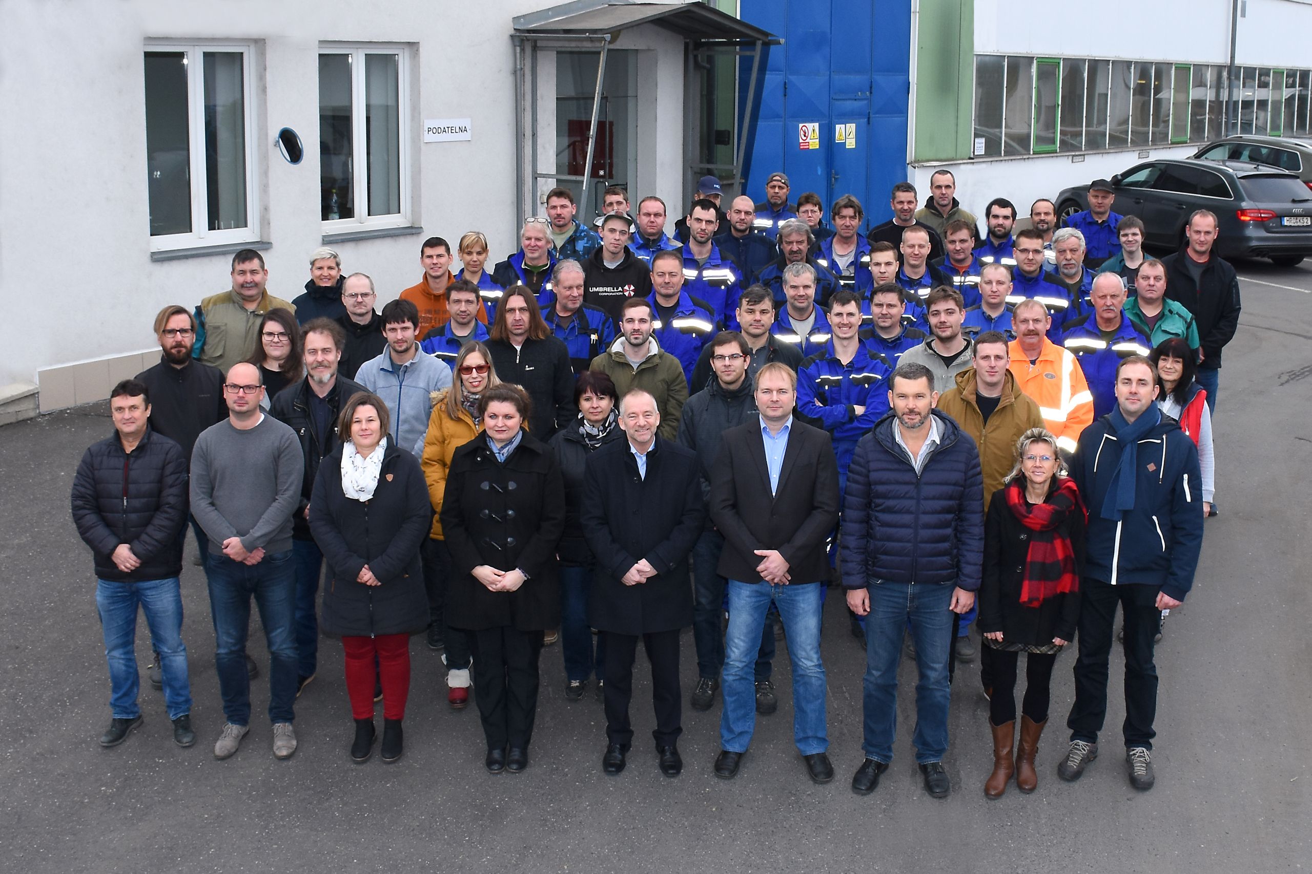 Belegschaft der HKS in Tschechien, Gruppenfoto von ca. 80 Mitarbeitern